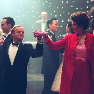 Toby Jones e Sigourney Weaver in una scena di Infamous