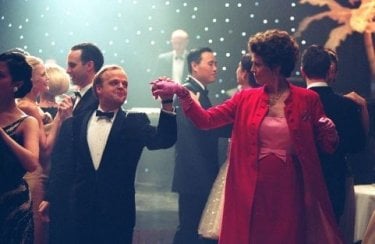 Toby Jones e Sigourney Weaver in una scena di Infamous