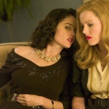 Robin Tunney e Kathleen Robertson in una scena del film Hollywoodland