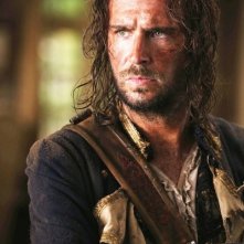Jack Davenport in una scena del film Pirati dei Caraibi: la maledizione del forziere fantasma