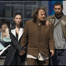 Jane March e Harvey Keitel in una scena del film Il mercante di pietre