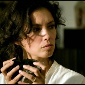 Jane March in una scena del film Il mercante di pietre