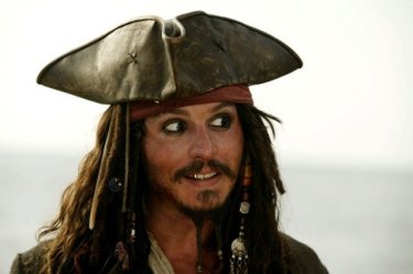 Johnny Depp in una scena del film Pirati dei Caraibi: la maledizione del forziere fantasma