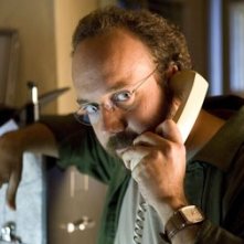 Paul Giamatti in una scena del film Lady in the Water