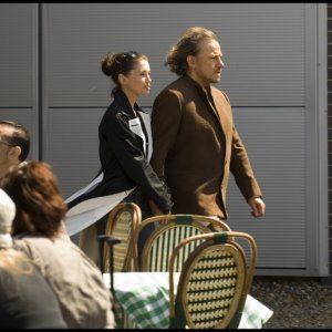 Jane March e Harvey Keitel in una scena del film Il mercante di pietre
