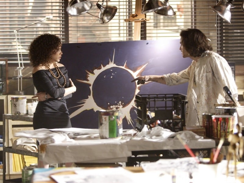 Santiago Cabrera e Tawny Cypress in una scena di 'Heroes'