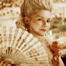 Kirsten Dunst in una scena di Marie-Antoinette, dietro un ventaglio