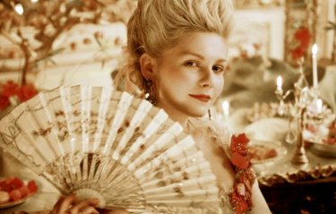 Kirsten Dunst in una scena di Marie-Antoinette, dietro un ventaglio