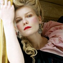 Kirsten Dunst in una sequenza del dramma pop Marie-Antoinette