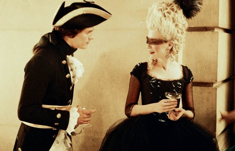 Una misteriosa Kirsten Dunst in una scena di Marie-Antoinette
