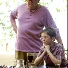 Albert Finney e Freddie Highmore in una sequenza del film A Good Year