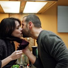 Fabio Volo bacia Anita Caprioli in una scena del film Uno su due