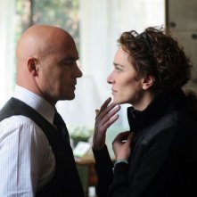 Luca Zingaretti e Valeria Golino in una scena del film A casa nostra