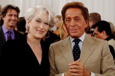 Meryl Streep e o estilista Valentino em cena de O Diabo Veste Prada