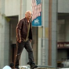 Bruce Willis in una scena del film Die Hard - Vivere o morire