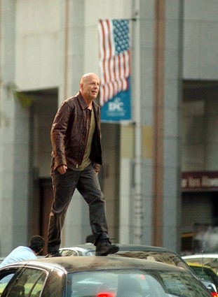 Bruce Willis in una scena del film Die Hard - Vivere o morire
