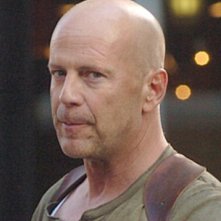 Un primo piano di Bruce Willis in una scena del film Live Free or Die Hard