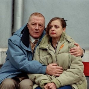 Manfred Zapatka e Katharina Thalbach in una scena del film Offset