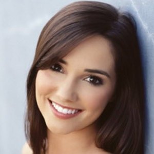 Una foto promozionale di Laura Breckenridge in 'Related'