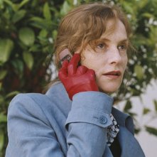 Isabelle Huppert in una scena de La commedia del potere