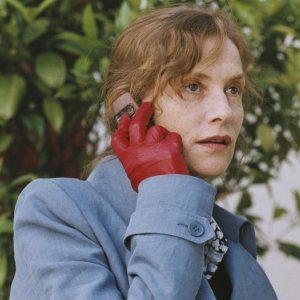 Isabelle Huppert in una scena de La commedia del potere