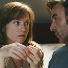 Isabelle Huppert in una scena de La commedia del potere