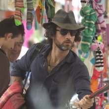 Raz Degan in una scena del film Cento chiodi