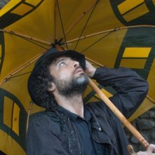 Raz Degan in una scena del film Cento chiodi