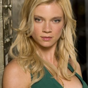 Amy Smart nella serie 'Smith'
