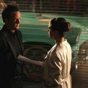 Matthew Perry e Amanda Peet in una scena di 'Studio 60'