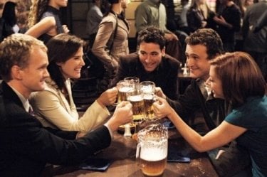 Un brindisi tra amici in 'How I Met Your Mother'