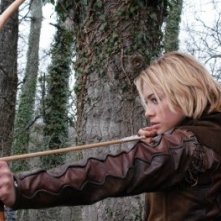 Martina Stella impegnata a tirare con l'arco in 'La freccia nera'