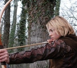 Martina Stella impegnata a tirare con l'arco in 'La freccia nera'