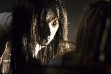 Takako Fuji in una scena del film The Grudge 2