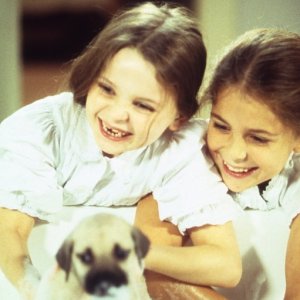 Abigail Breslin e Makenzie Vega in una scena di Chestnut