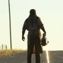 Andrew Bryniarski con la motosega in una scena di The Texas Chainsaw Massacre: The Origin