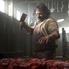 Andrew Bryniarski in una scena di The Texas Chainsaw Massacre: The Origin