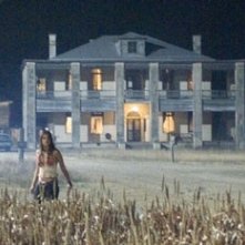 Jordana Brewster davanti alla sinistra casa dell'orrore in una scena di Non aprite quella porta: l'inizio