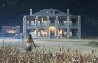 Jordana Brewster davanti alla sinistra casa dell'orrore in una scena di Non aprite quella porta: l'inizio