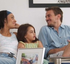 Martina Gusman, Victoria Vescio e Guillermo Pfening in na scena del film Nacido y criado