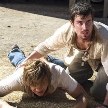Matthew Borner e Taylor Handley in una scena drammatica di The Texas Chainsaw Massacre: The Origin