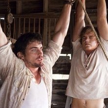 Matthew Borner e Taylor Handley in una scena di The Texas Chainsaw Massacre: The Origin