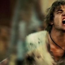 Taylor Handley in una scena drammatica di The Texas Chainsaw Massacre: The Origin