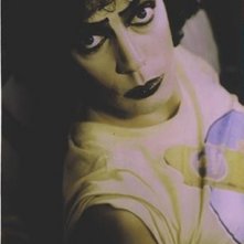 Una foto promozionale di Tim Curry per il musical The Rocky Horror Picture Show