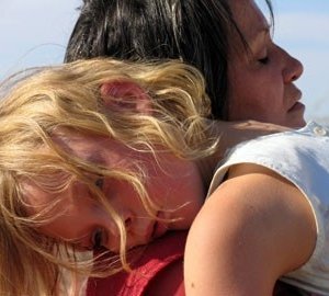 Adriana Barraza ed Elle Fanning in una scena di Babel