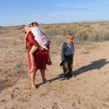 Adriana Barraza ed Elle Fanning in una scena di Babel