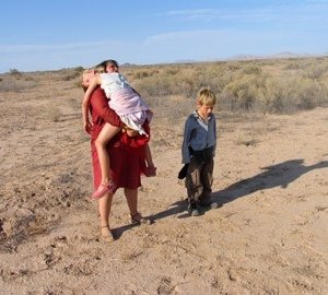 Adriana Barraza ed Elle Fanning in una scena di Babel