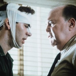 John Harkins e Nicolas Cage in una scena di Birdy, le ali della libertà