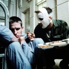 Matthew Modine e Nicolas Cage in una scena di Birdy, le ali della libertà (1984)