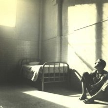 Matthew Modine in una scena del dramma Birdy, le ali della libertà